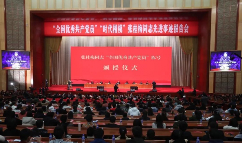 張桂梅同志先進(jìn)事跡報(bào)告會(huì)在昆舉行 阮成發(fā)王予波會(huì)見報(bào)告團(tuán)成員