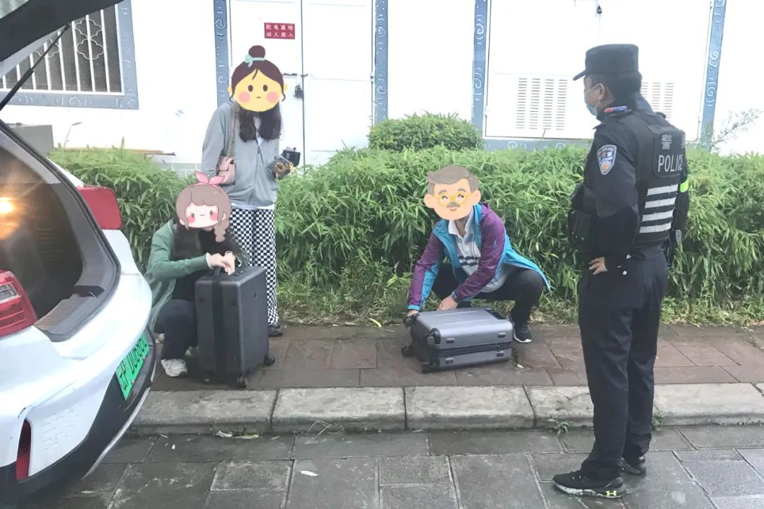 從大理乘車到麗江  他倆互相拿錯了對方的行李箱